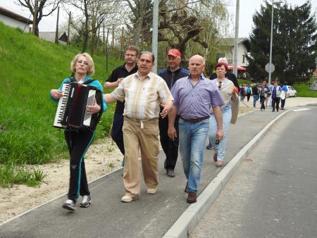 Pohod po novozgrajenih pločnikih 23